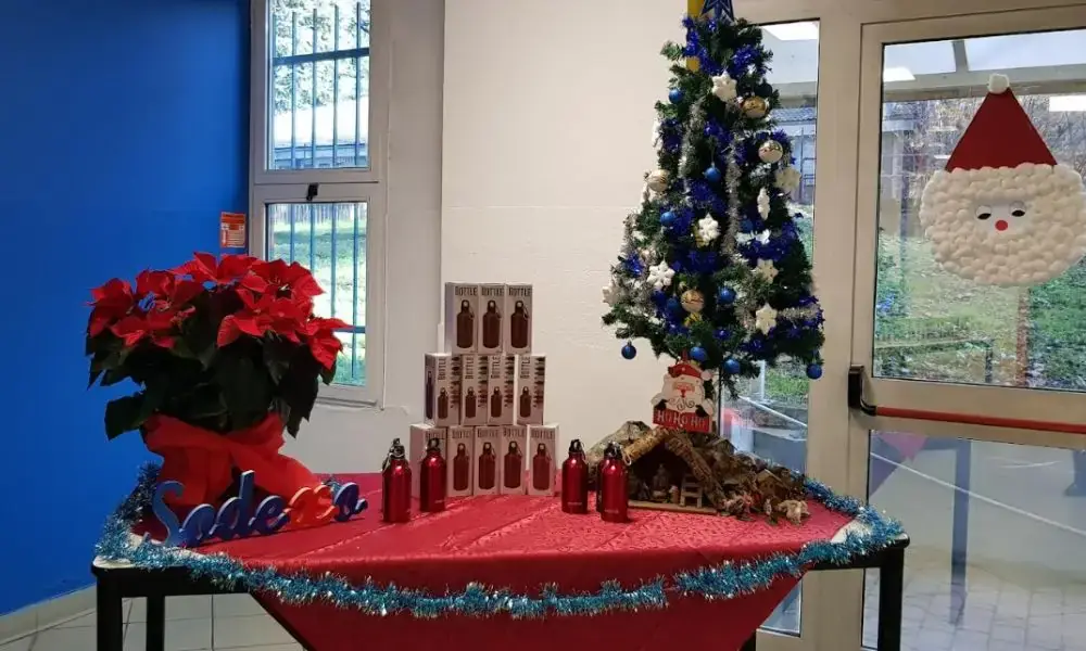 donate 900 borracce alle scuole primarie di Arese
