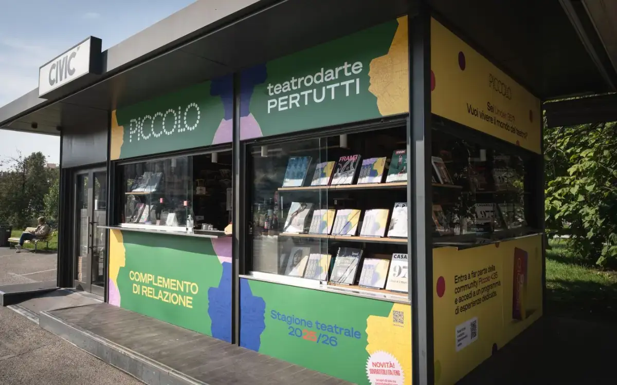 A Milano il teatro invade le edicole della città con musica e performance live