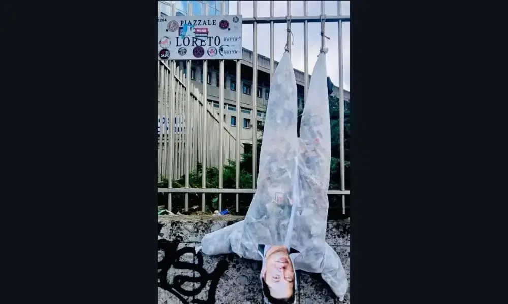 fantoccio di Elon Musk appeso a testa in giù a Piazzale Loreto