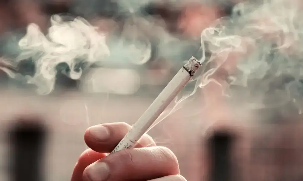 Milano: dal 1° gennaio 2025 scatta il divieto di fumo in strada