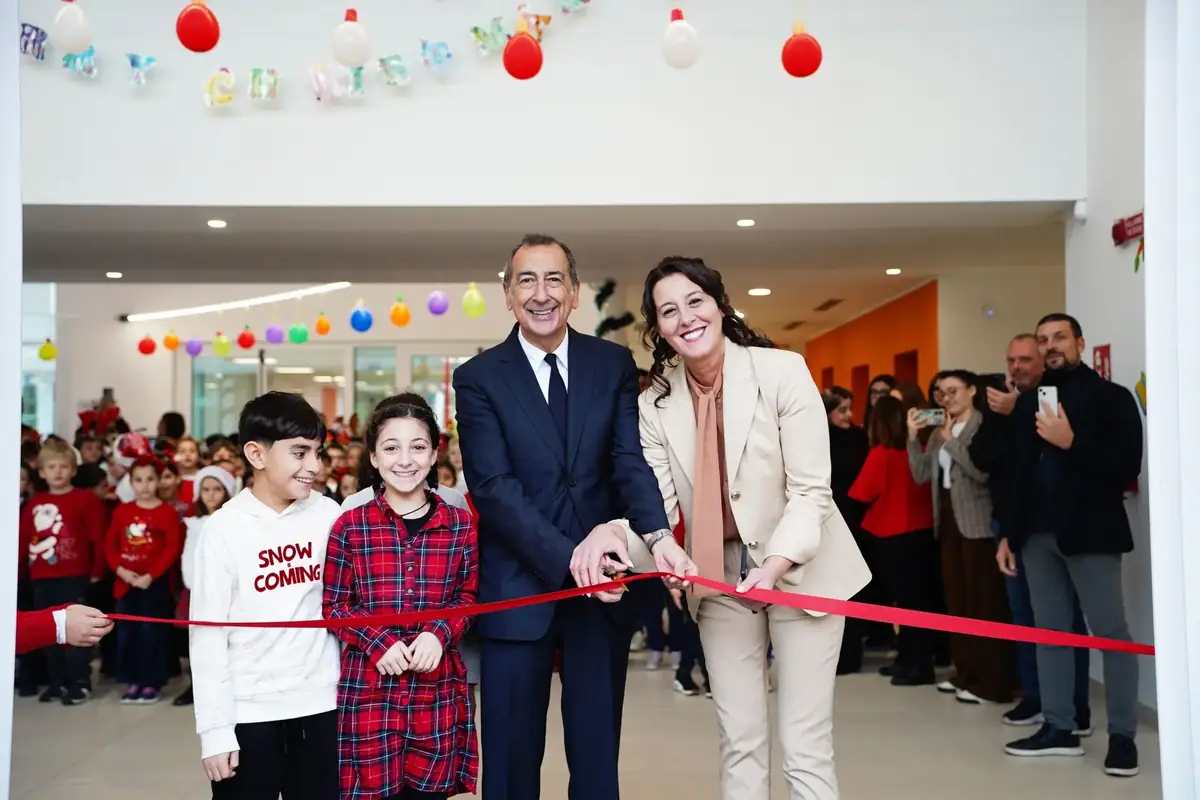 Milano, inaugurata la nuova scuola primaria di via Brocchi: edificio green e spazi aperti al quartiere