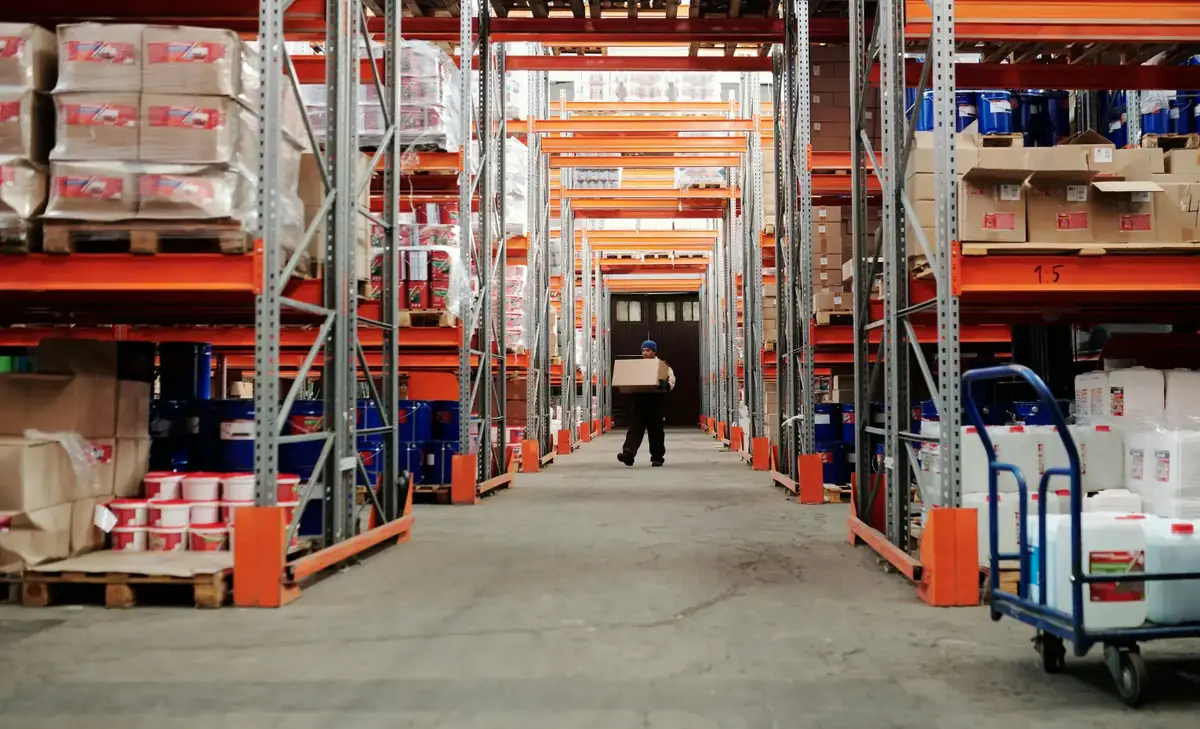 Geodis chiude il magazzino di Carpiano: 95 lavoratori a rischio dopo il cambio fornitore da parte di Amazon