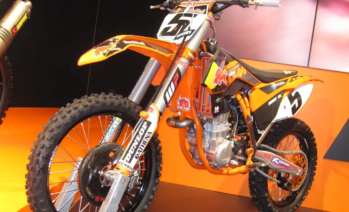 Milano: finge di acquistare moto da cross, poi scappa con il mezzo