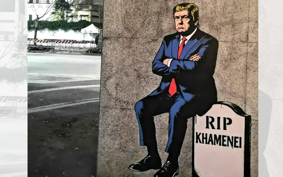 Milano, nuovo murale di aleXsandro Palombo davanti al Consolato iraniano: Trump sulla lapide di Khamenei