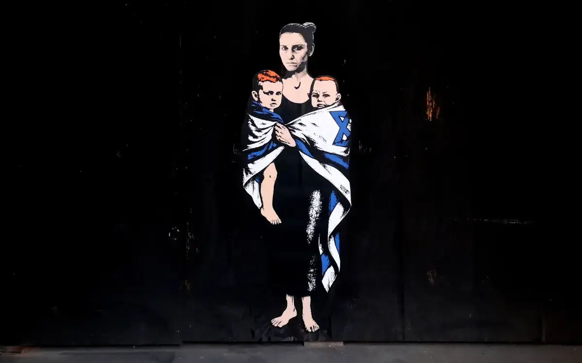 A Milano un murale in ricordo delle vittime del 7 ottobre davanti al Consolato del Qatar