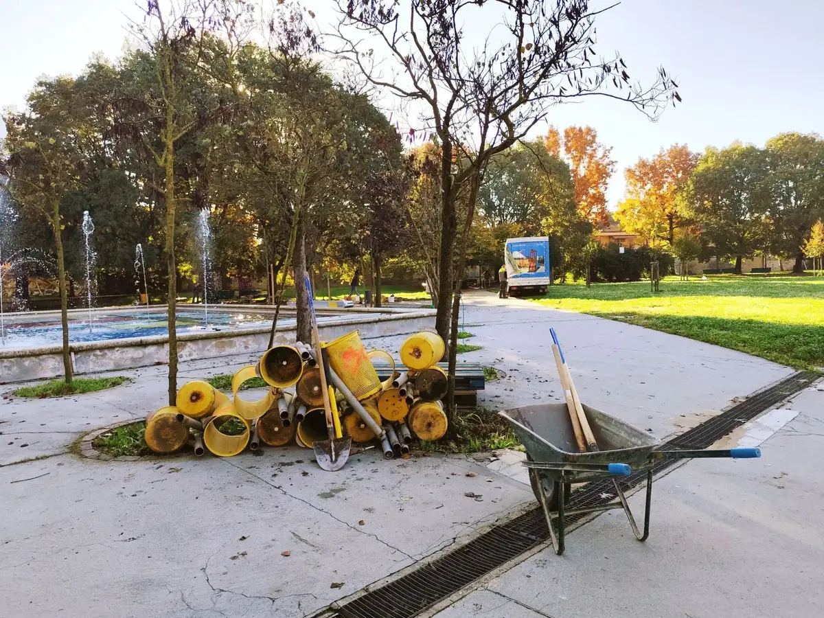 Cesano Boscone, il parco Pertini si colora: panchine, tavoli e cestini rinnovati con fantasia e allegria