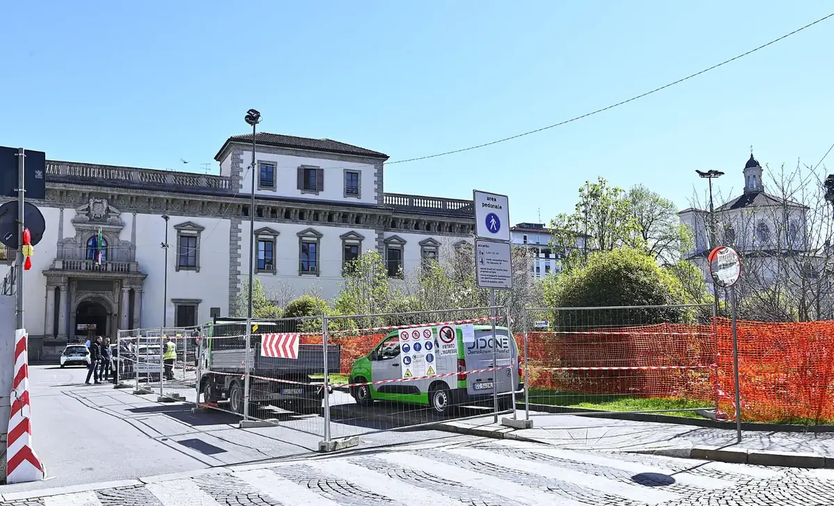 Milano celebra la memoria delle stragi: al via l’installazione “Non dimenticarmi” in piazza Fontana