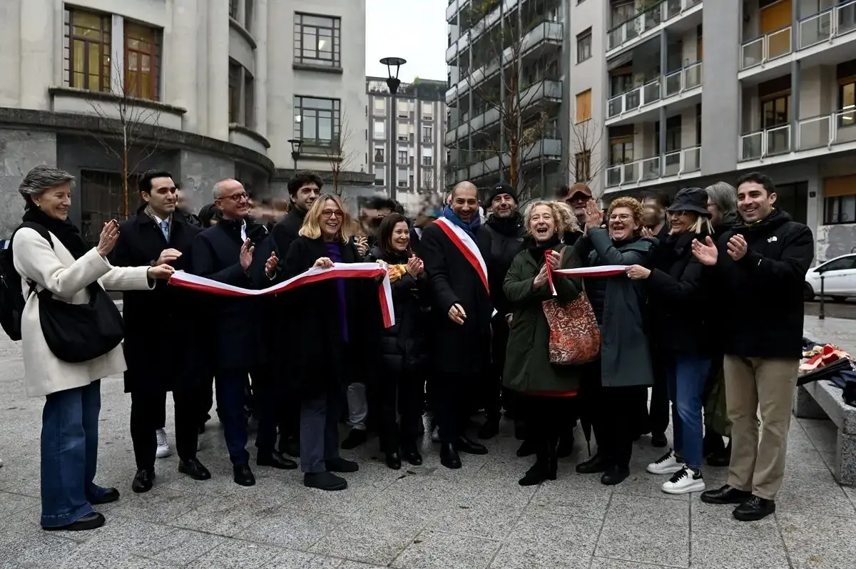 Milano, piazza Quasimodo riapre dopo la riqualificazione: più verde e spazio ai pedoni