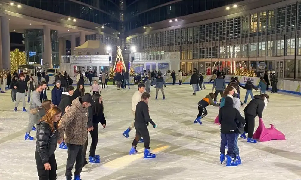 pista di ghiaccio a Piazza Città di Lombardia