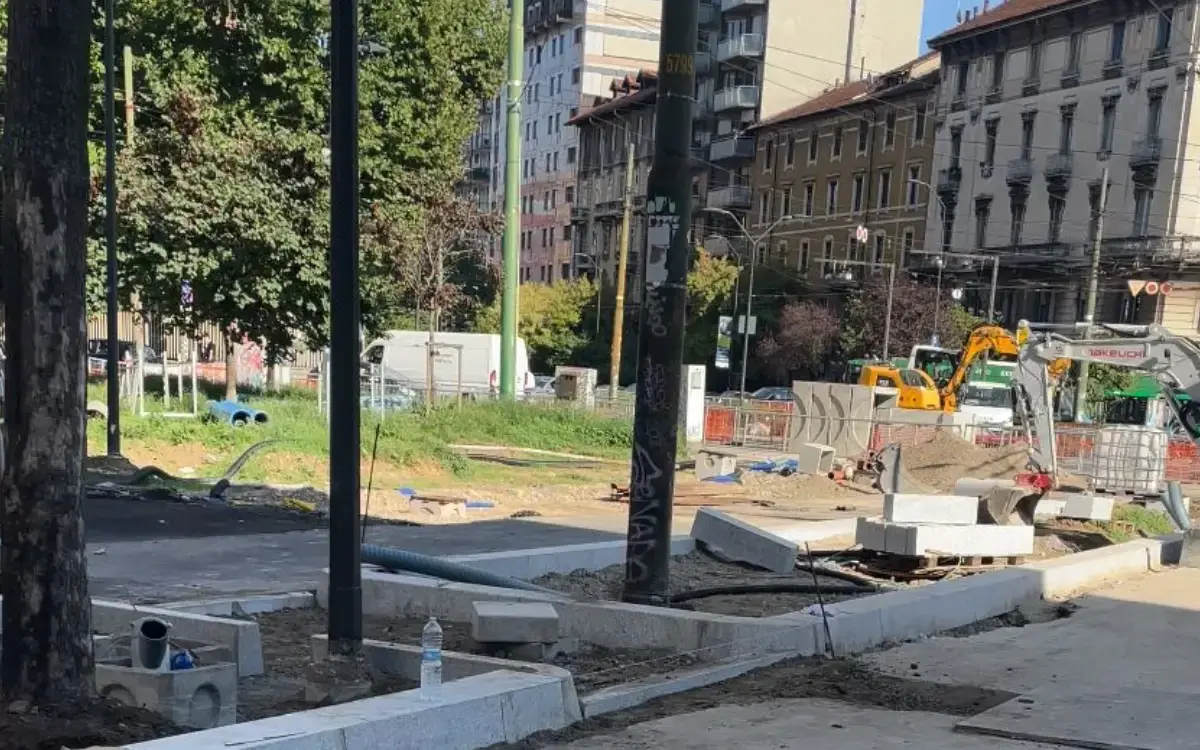 Milano, la denuncia della Lega: “In Piazza Caiazzo alberi danneggiati e posti auto cancellati dai lavori”