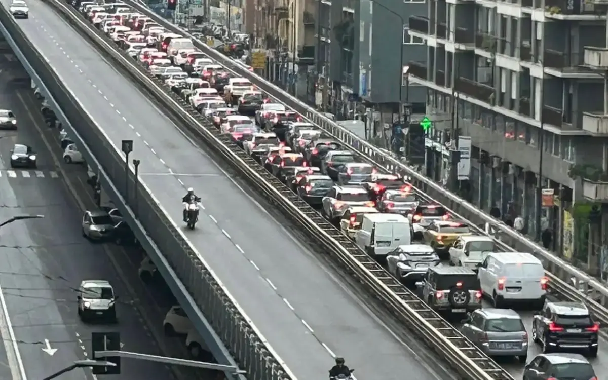 Traffico in tilt al ponte della Ghisolfa: i lavori per la nuova corsia ciclabile bloccano la viabilità cittadina