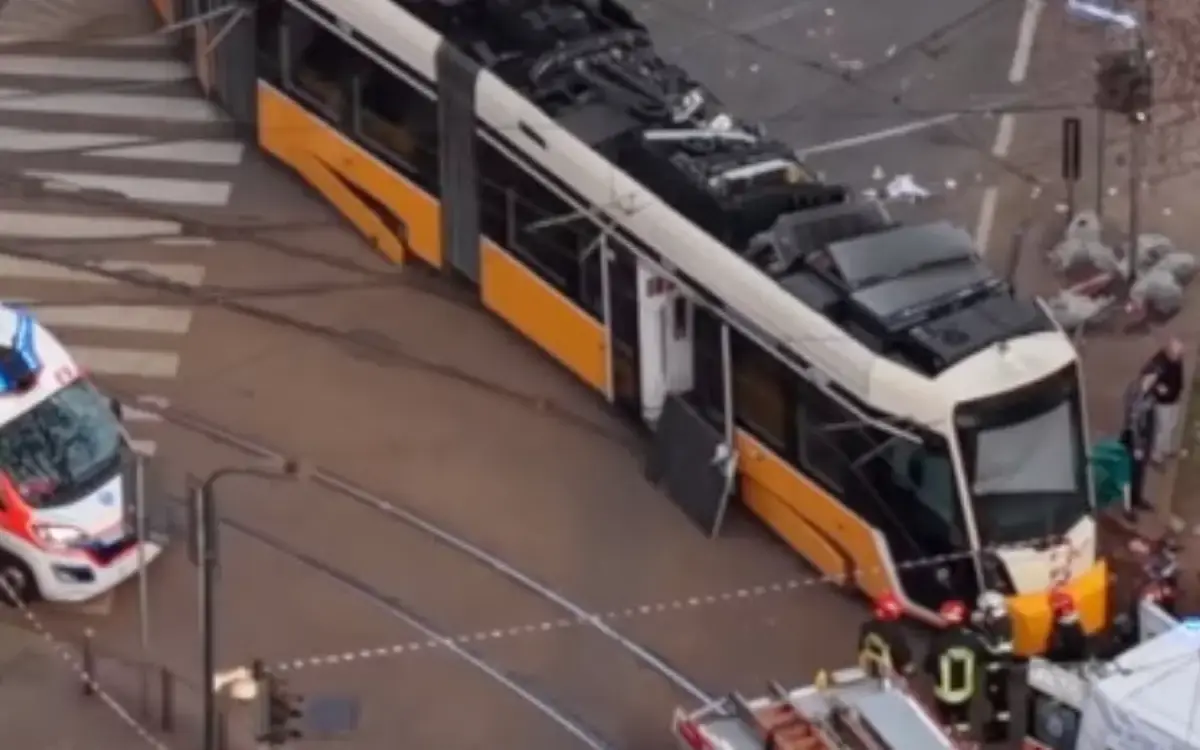 Tram deragliato a Milano: sequestrato il telefono di un ispettore Atm per una chat cancellata con il conducente