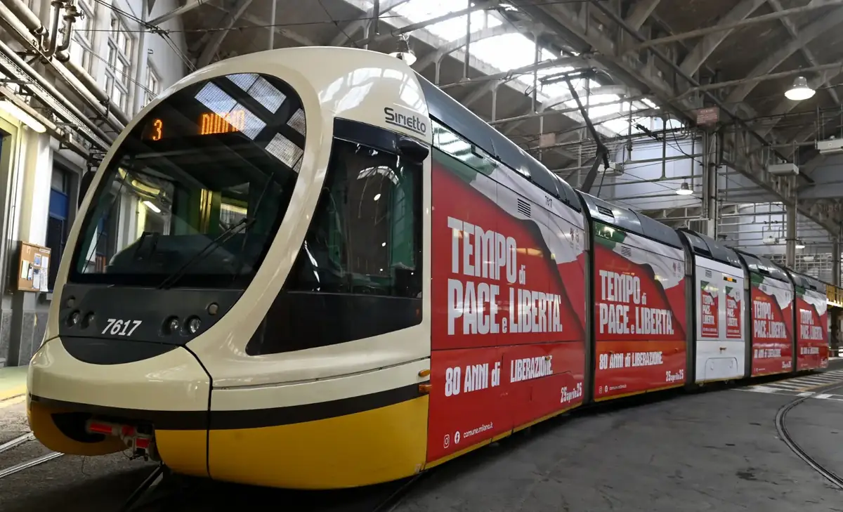 Milano celebra la Liberazione: un tram rosso per l’80° Anniversario del 25 aprile