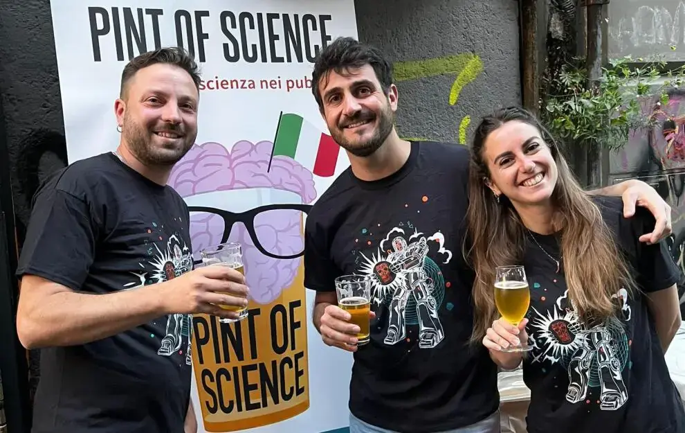 Pint of Science torna a Milano dal 18 al 20 maggio: ricerca, birra e divulgazione in sette locali della città