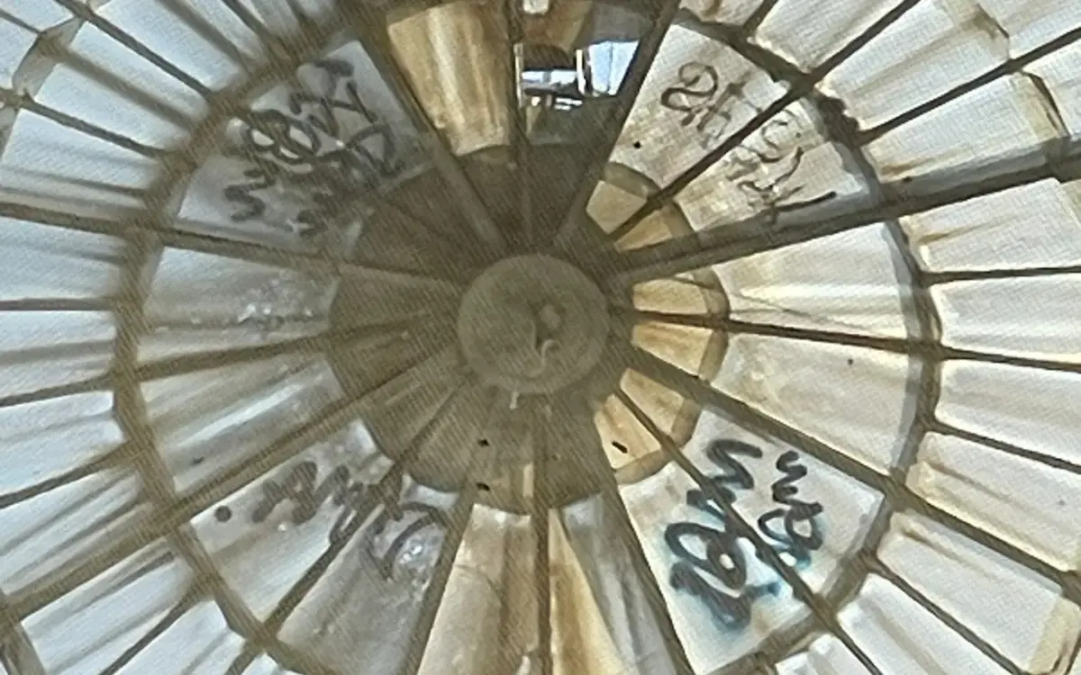 Nuovi vandalismi sulla cupola della Galleria Vittorio Emanuele II: FdI attacca il Comune per l’assenza di controlli