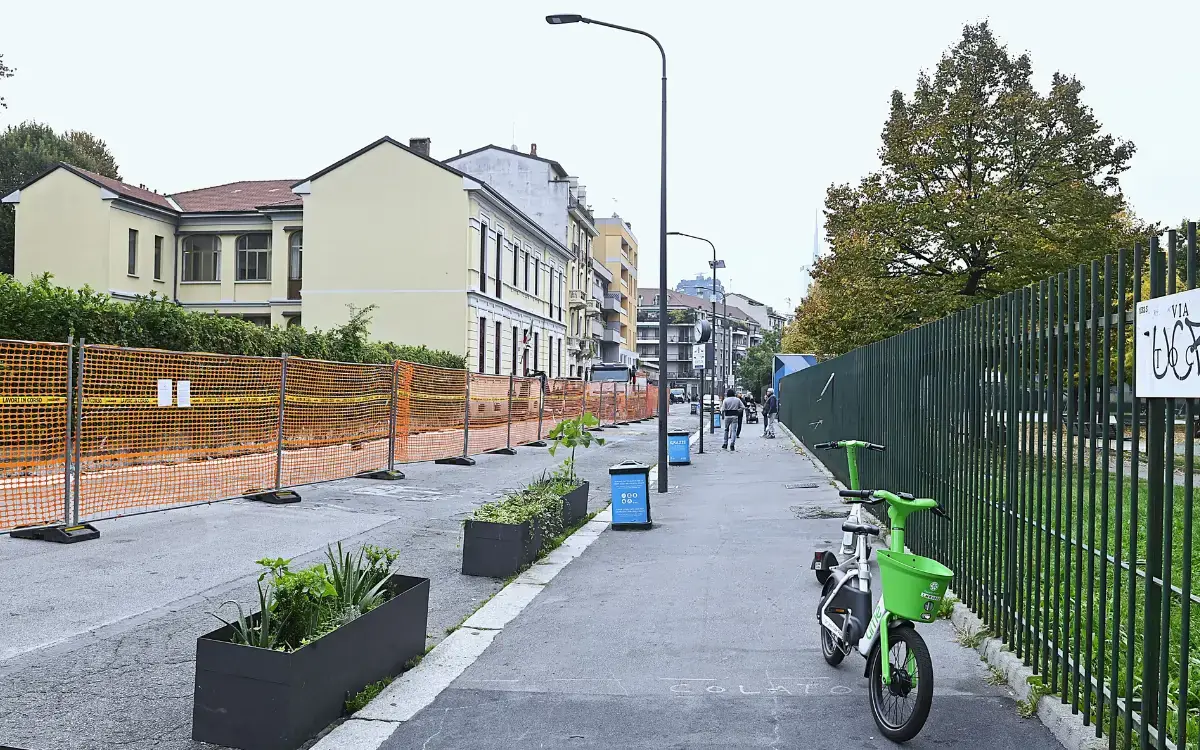 Milano, via Toce si trasforma: depavimentazione e nuova area verde con 35 alberi e spazi ricreativi