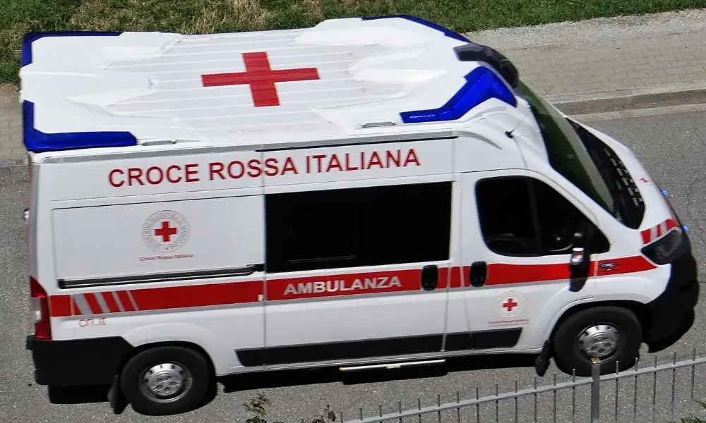 Diciottenne travolta e uccisa da un treno a Tradate: circolazione sospesa sulla linea per Milano Cadorna
