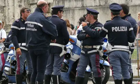 Controlli ad Alto Impatto a Milano Centrale: 407 persone identificate, sanzioni a negozi e multe stradali