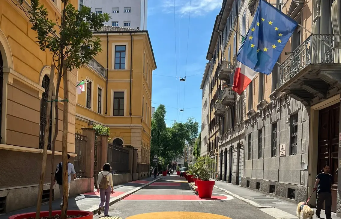 Milano, meno smog davanti alla piazza scolastica di via Corridoni: la pedonalizzazione dell'area taglia le polveri fino al 30%