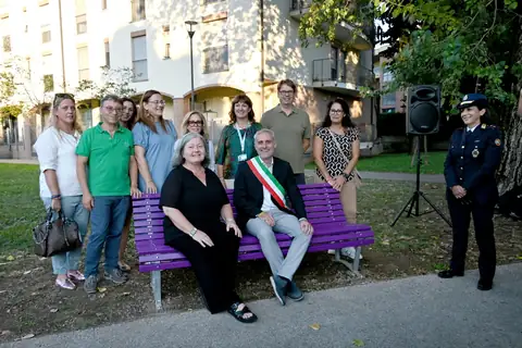 Cesano Boscone, una panchina viola contro lo stigma dell'Alzheimer nei Giardini della Costituzione