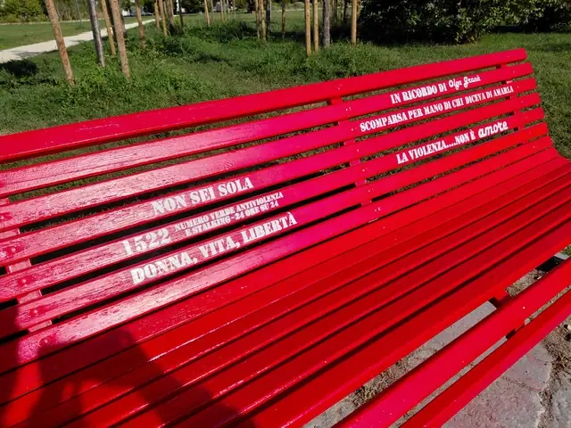Milano, la panchina rossa di Olga Granà contro i femminicidi ridipinta dopo gli atti vandalici