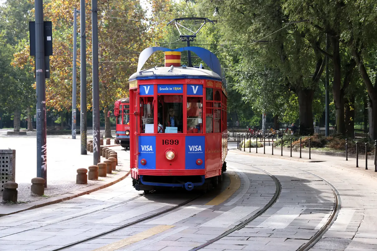 Un tram storico diventa aula scolastica a Milano: 1.750 bambini a lezione di educazione finanziaria e sostenibilità ambientale