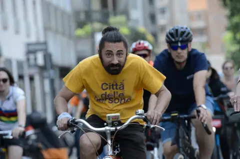 A Milano torna "ProteggiMI": la ciclabile umana contro la sosta selvaggia