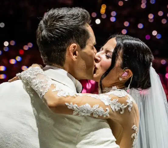 Il matrimonio-show dei Me contro Te a Milano: 6mila spettatori paganti e 250 euro per incontrare gli sposi
