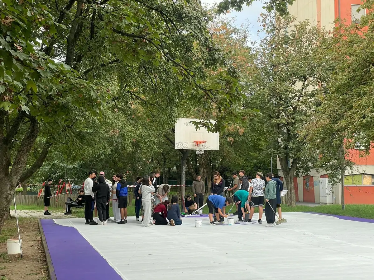 Gallaratese, il campo da basket di via Alex Visconti rinasce dalle idee dei ragazzi del quartiere