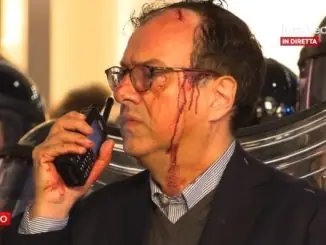Colpito alla testa durante gli scontri ma rimasto a presidiare piazza Duomo: chi è il dirigente di polizia elogiato da Meloni