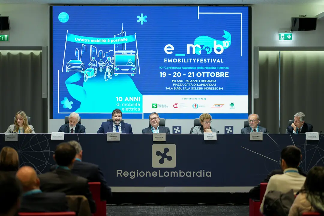 E_mob 2026, tre giorni sulla mobilità elettrica a Palazzo Lombardia. Maione: “Da Regione 150 milioni in 5 anni per auto green e colonnine”