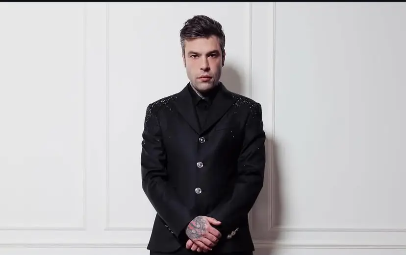 Fotografa Fedez in discoteca e viene aggredito: la denuncia di un cameriere di 22 anni