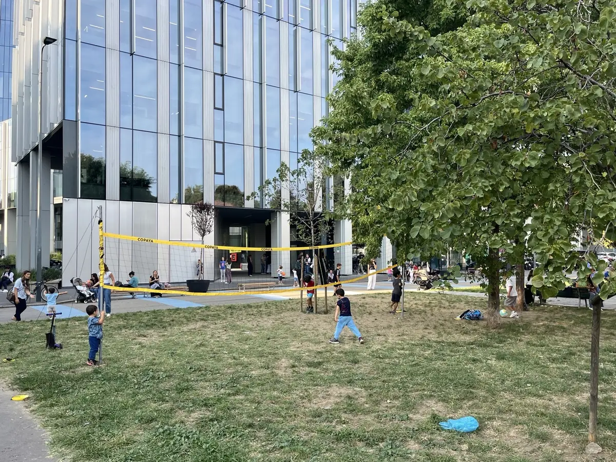 Aperta la più grande piazza scolastica di Milano, tra via Gattamelata e via Faravelli: 4mila metri quadri tolti alle auto, tra skate park e minibasket