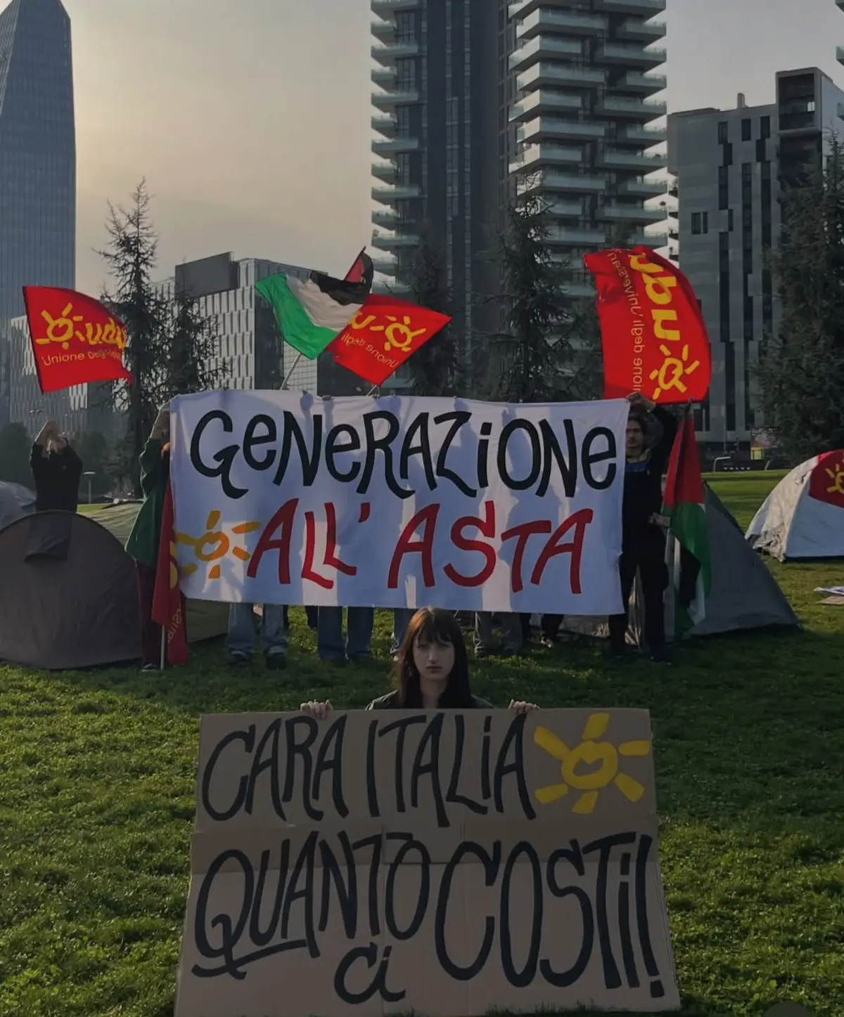 Universitari piantano le tende alla Biblioteca degli Alberi contro il caro-affitti: “Stanze a 700 euro, studiare a Milano è un lusso”