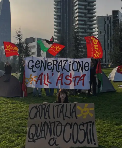 Universitari piantano le tende alla Biblioteca degli Alberi contro il caro-affitti: “Stanze a 700 euro, studiare a Milano è un lusso”