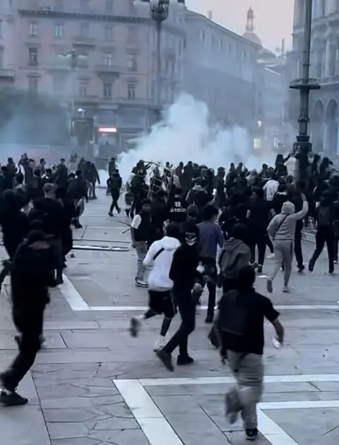 Milano, il corteo contro il carovita si trasforma in due giorni di guerriglia: negozi saccheggiati, 104 agenti feriti e oltre 220 giovani in questura