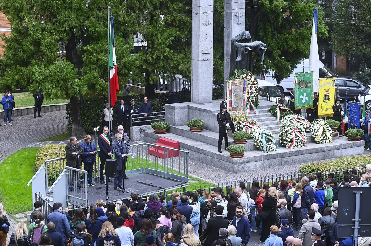 Ottantadue anni dalla strage di Gorla: Milano ricorda i 184 bambini uccisi dai bombardamenti